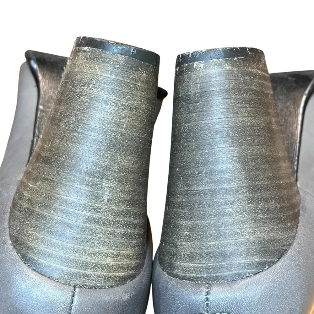 B. Makowsky Gray Leather Ankle Boots Block Heel Back Zip Pointed Curvy Booties